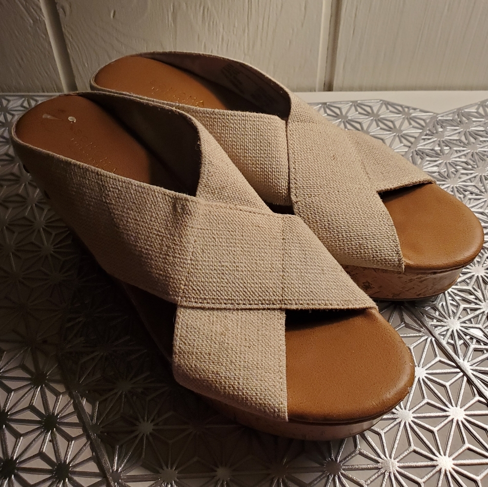 Criss cross wedge heels🍒
